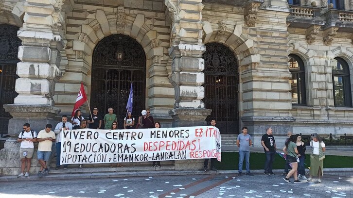 Concentración de los y las trabajadoras que van a ser despedidas ante el palacio foral.