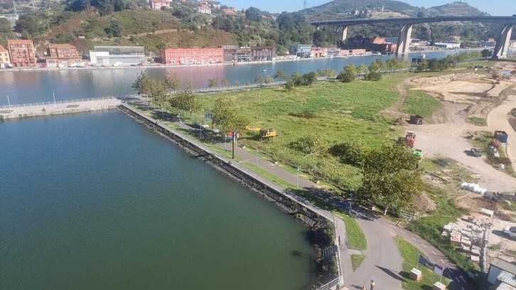 Vista área de las obras en el parque de Ribera, en Barakaldo, con los árboles talados.