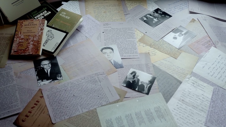 Martinez ha realizado en su documental una investigación detectivesca sobre Jon Mirande.