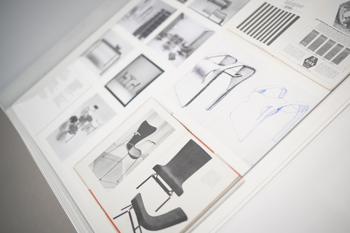 Nestor Basterretxearen ‘Biok’ altzarien diseinuen marrazkiak, orain Artiumenak. (Endika PORTILLO / FOKU)