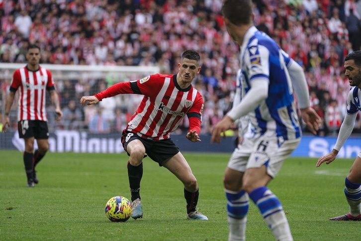 Oihan Sancet, en el último derbi de San Mamés, no podrá jugar en Anoeta por sanción.