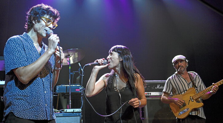 Cris Martínez cantando con Deu Txakartegi de WAS, invitado de lujo en el primer concierto de la gira. Fotografías: Aritz Loiola | FOKU