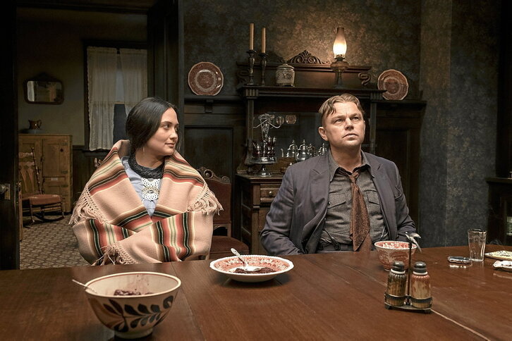 En “Los asesinos de la luna”, Lily Gladstone y Leonardo DiCaprio son un matrimonio sorprendente en un contexto violento.