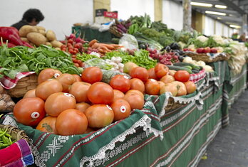 Abajo, puesto de verduras en La Bretxa (Donostia). En la otra página,  carnicería en el mercado de Santo Domingo (Iruñea).