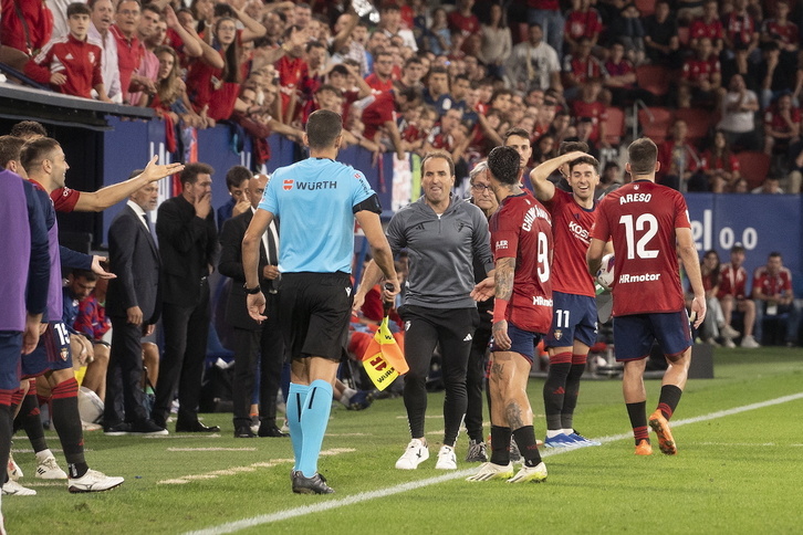 Arrasate le pide explicaciones al juez línea por el gol anulado poco antes de ser expulsado..
