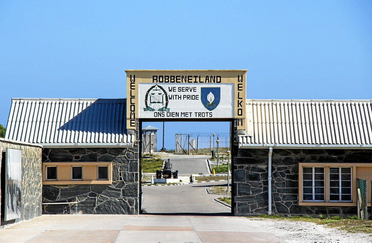 Espetxera sartzeko atea.