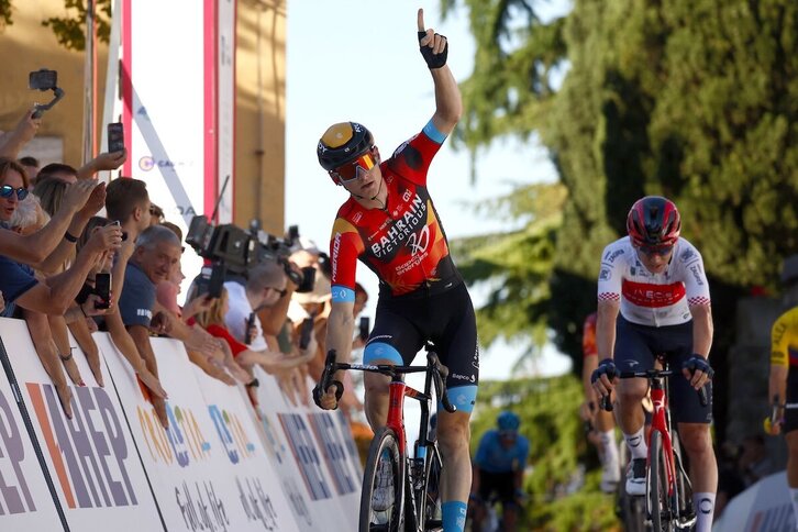 Mohoric cruza la meta por delante de Sheffield y Aular.