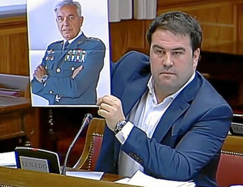 La foto de Sánchez Corbí, en una interpelación de Jon Iñarritu (EH Bildu) al Gobierno en el Senado.