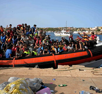 Migrantes rescatados llegan a Lampedusa.