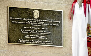 Placa en homenaje a Fortunato Agirre, entre otras personas, instalada en el Ayuntamiento de Lizarra.