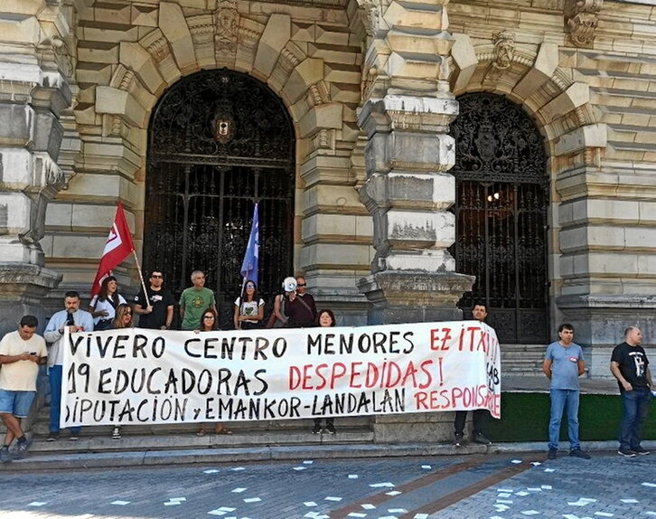 Concentración ante el palacio foral.