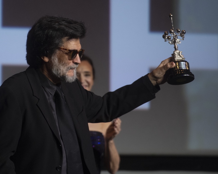 Víctor Erice, alza, emocionado el Premio Donostia en el Teatro Victoria Eugenia.