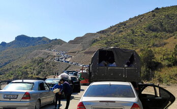 Caravanas de coches siguen colapsando el corredor de Lachín, entre Nagorno Karabaj y Armenia.