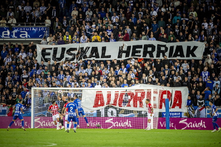 Mendizorrotza se llenó por primera vez esta temporada en el derbi frente al Athletic.