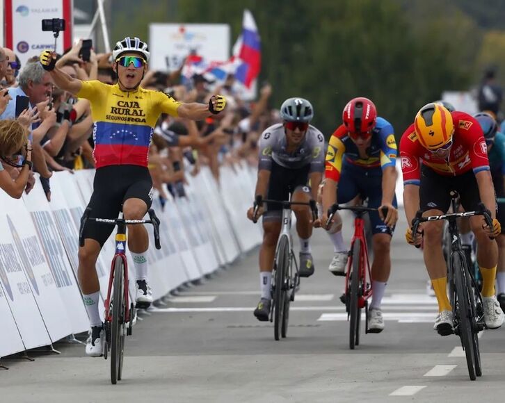 Orluis Aular celebra una victoria de mucho prestigio ante Kristoff y Hayter.