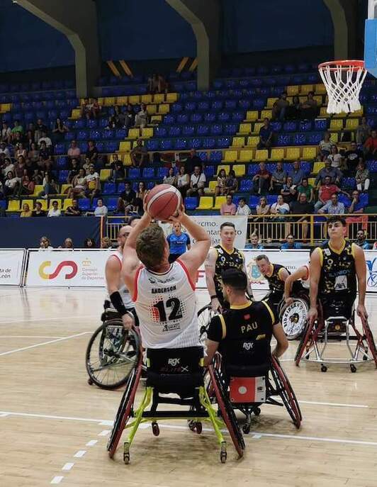 Patrick Anderson ensaya el lanzamiento durante la semifinal ante Ilunion.