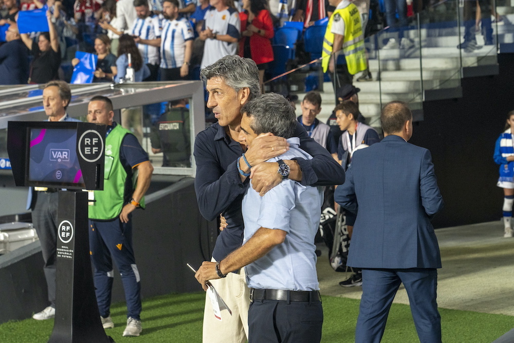 Imanol y Valverde se saludan antes de empezar el derbi. (Gorka RUBIO / FOKU)