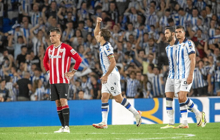Mikel Oyarzabal celebra el gol que dejó sentenciado el partido en presencia de André Silva ante la decepción de Dani García.