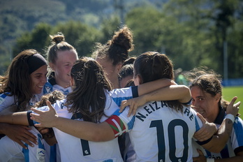 Eizagirre se abraza a sus compañeras para celebrar el gol que abría el marcador.