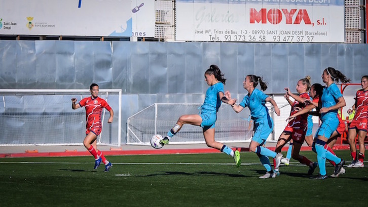 Landaluze se adelanta a compañeras y rivales para anotar el gol del empate.