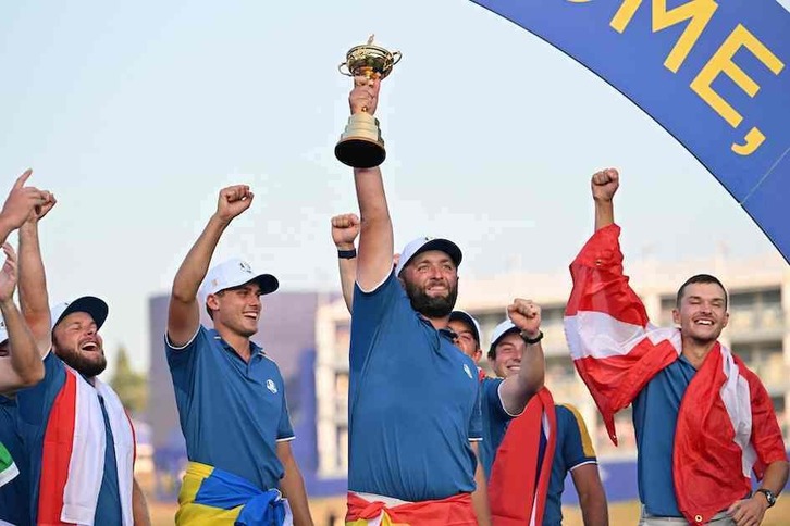 Jon Rahm levanta la Ryder Cup, conquistada con auturidad por la selección europea.