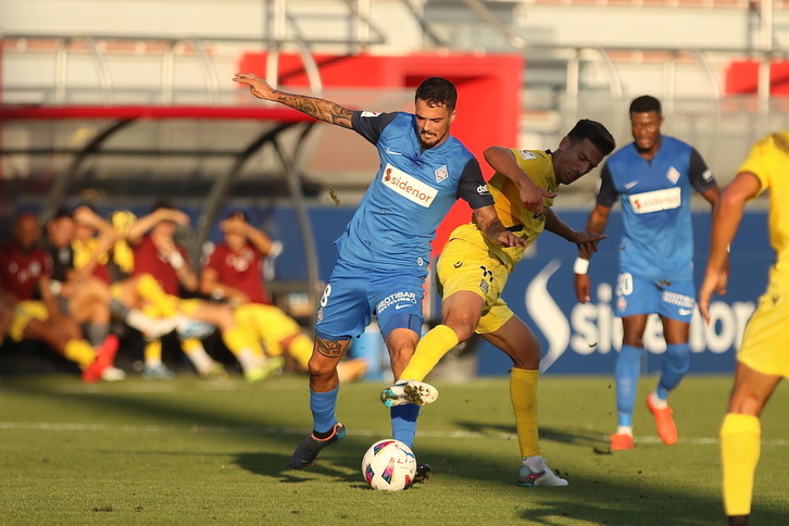 Eric Morán trata de mantener la posesión del esférico ante la presión de un rival.