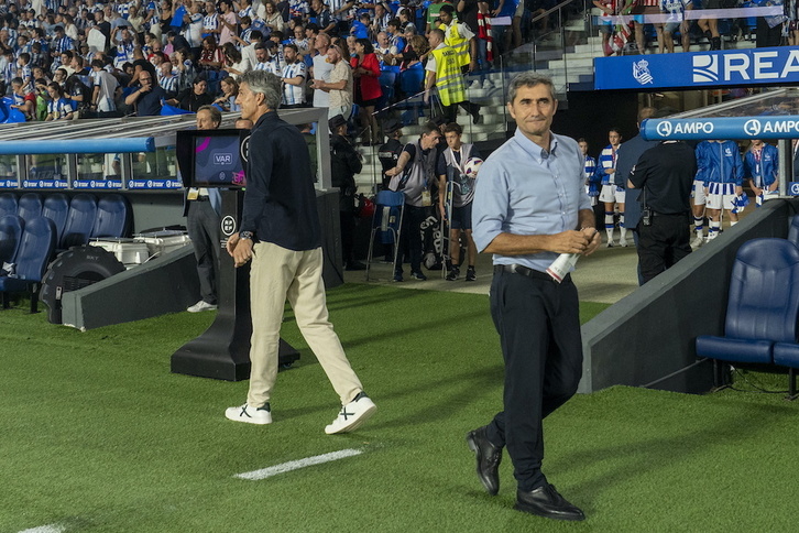 Imanol y Valverde tras saludarse en el inicio del derbi de Anoeta.