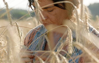Janet Novás recoge cornezuelo en un fotograma de “O corno”, película de la donostiarra afincada en Galiza Jaione Camborda.