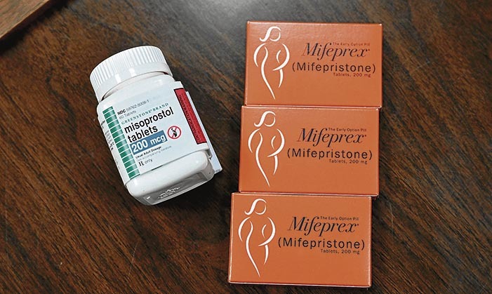 Abortuen erdiak baino gehiago botika bidez egiten dira AEBetan, baina badira hori ere debekatzeko ahaleginak. Olivier Douliery | AFP