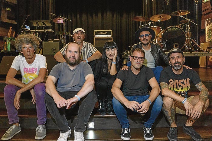 Comenzando desde la fila de abajo, de izquierda a derecha: Iñigo Cabezafuego (bajista), Jaime Nieto (teclados), Iñigo Egia (técnico de sonido) y Álvaro Látigo (encargado de escenario). Detrás, Raúl Arizaleta (guitarra), Cristina Martínez (voz y guitarra) y Albaro Arizaleta (batería y voz).