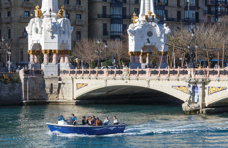 Urumea ibaian egingo dituzte irteerak, sakonera gutxiko ontzi motordun batean.