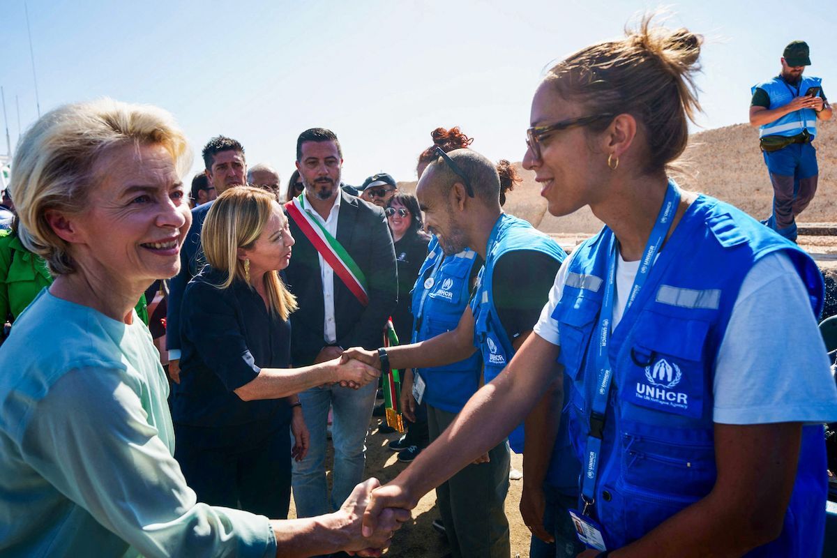 Von der Leyen y Meloni, en una visita controlada a Lampedusa. (Handout | AFP)
