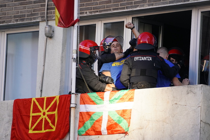 En la detención de Aitor Zelaia y Galder Barbado llamó la atención el trato de los agentes a las banderas, así como la pulsera de uno de los ertzainas.