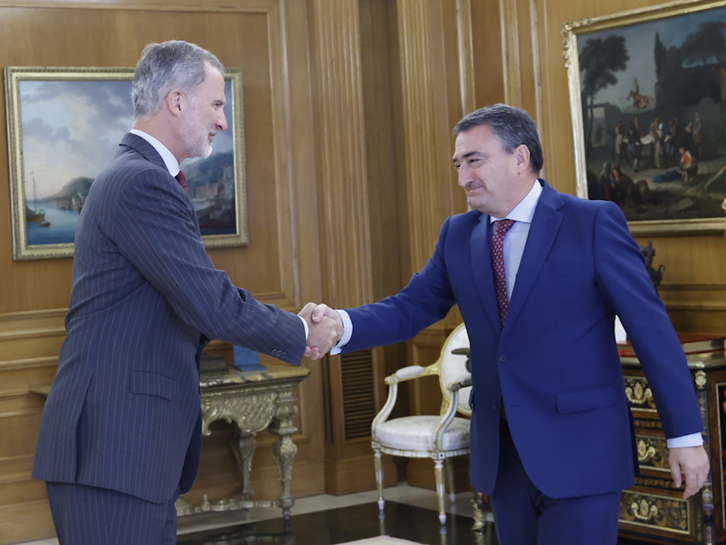 Aitor Esteban estrecha la mano de Felipe de Borbón en la reunión de ayer en Zarzuela. 