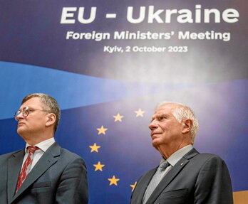 El ministro ucraniano Dmytro Kouleba y el responsable diplomático de la UE, Josep Borrell.