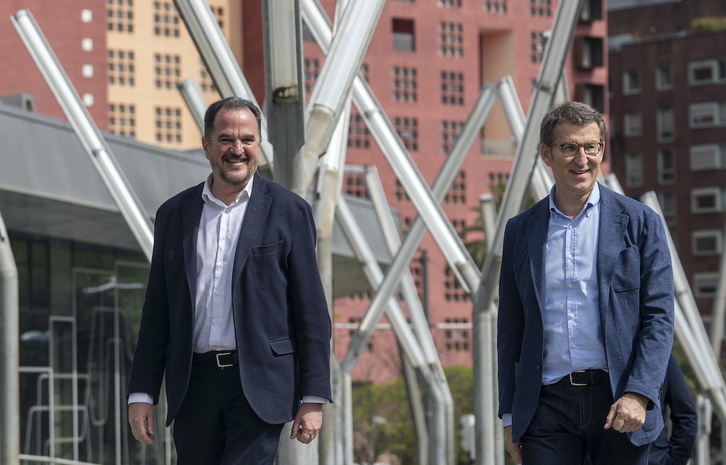 Carlos Iturgaiz, que se va, y Alberto Núñez Feijóo, en el alambre, en un acto electoral en Bilbo.