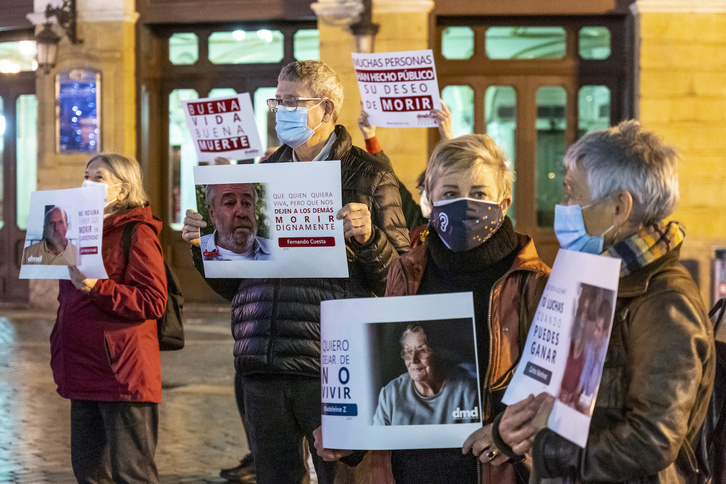 Eutanasiaren lege proiektuaren eztabaidaren harira egindako elkarretaratzea, irudian.