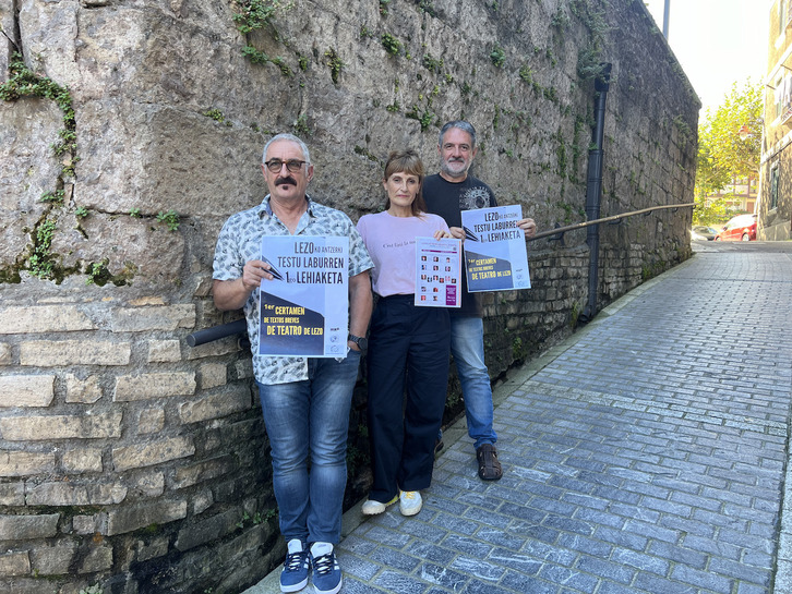 Xanti Val Kultura teknikaria, Agurtzane Intxaurraga Hika Teatroko zuzendaria eta Jon Legorburu Kultura zinegotziairudian.