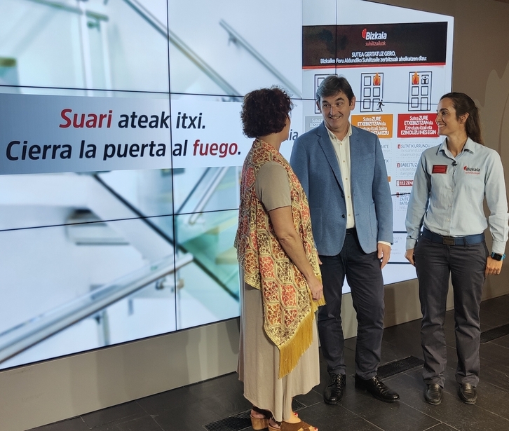 Responsables de la Diputación de Bizkaia y Ayuntamiento de Bilbo, en la presentación de la campaña.