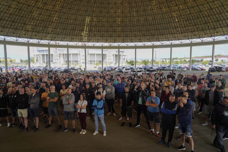 Asamblea de los trabajadores de Michelin Gasteiz sobre la oferta de convenio que finalmente rechazaron.