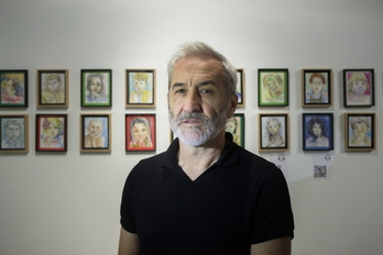 Oskar Oskar Tejedor, junto a parte de sus obras.