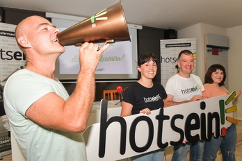 Etxarriko Nafarroa Oinez-en antolatzaileak euskararen alde «Hotsein» egiteko aldarria egiten, gaur Iruñean.