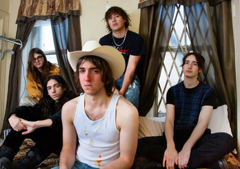 Brooklyngo talde gaztea da Geese. Bigarren diskoa, ‘3D Country’ kaleratu berri dute estatubatuarrek.