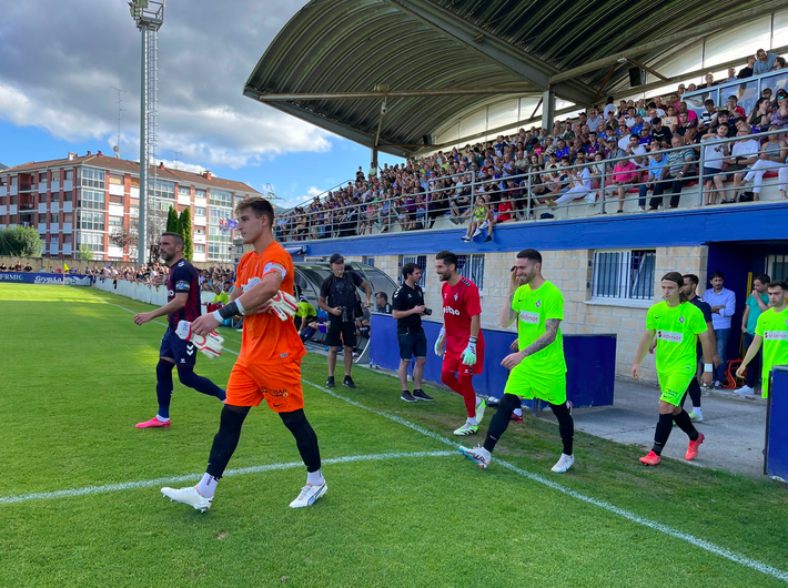 Amorebietak eta Eibarrek lagunartekoa jokatu zuten Urritxen denboraldi-aurrean. (@SDAmorebieta)