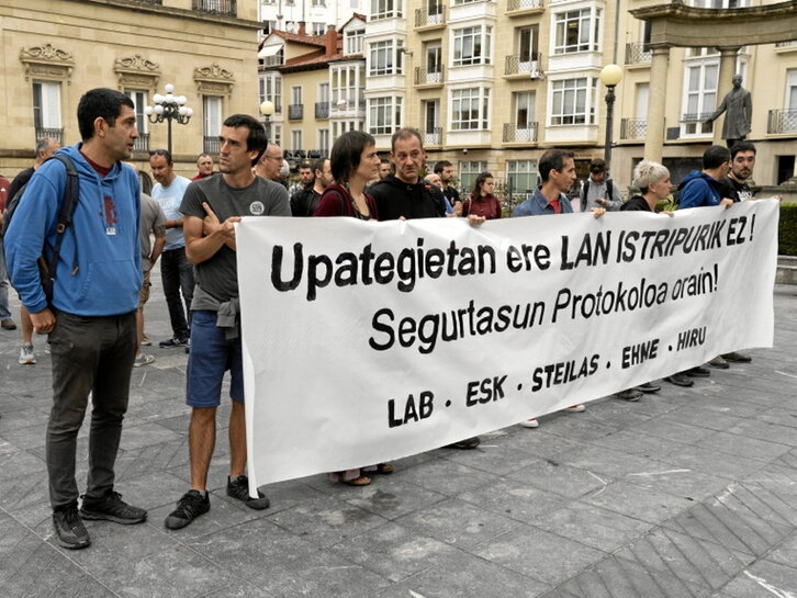 Arabako Foru Aldundiaren aurrean elkartu ziren.