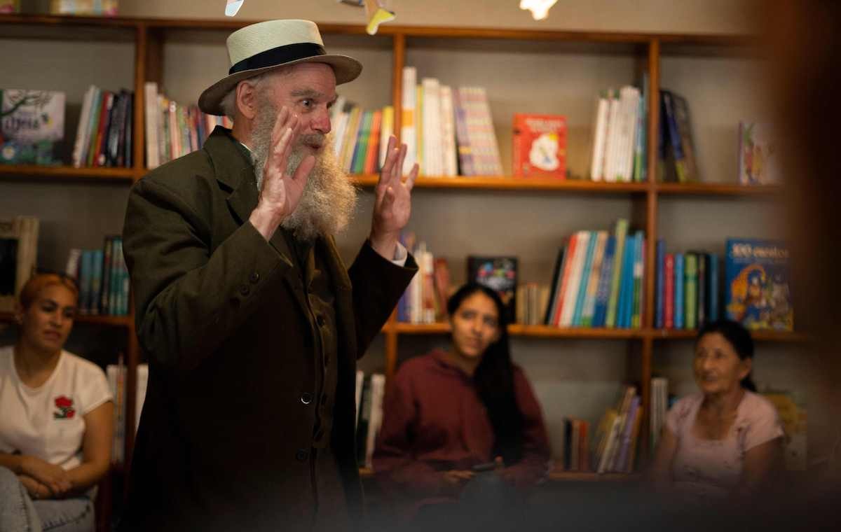 Darwinen lanari buruzko hitzaldiak ematen ditu. (Carlos ESPINOSA / AFP)