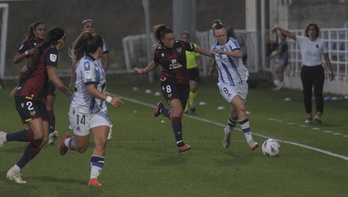 Franssi avanza por banda obstaculizada por Lloris.