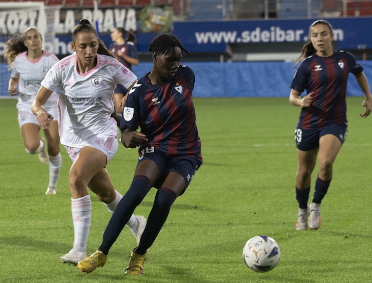 Malado, titular hoy por primera vez, intenta controlar el balón.