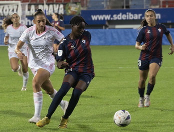 Malado, titular hoy por primera vez, intenta controlar el balón.