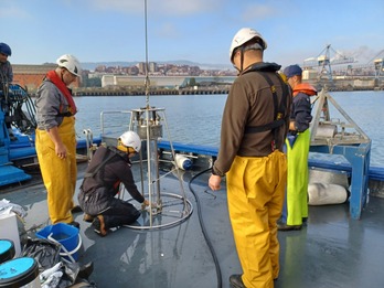 Aztiko kideak, Bilboko itsasadarrean, lagin bilketan.
